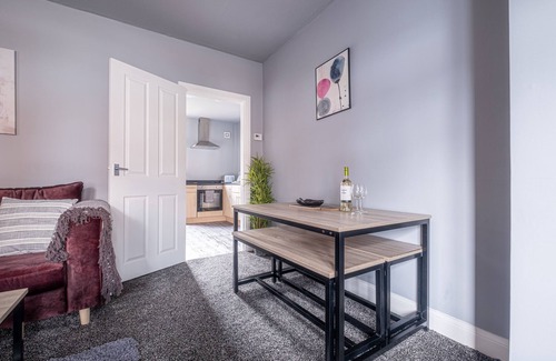 Birstall House | *NEWLY RENOVATED* Lawn Lodge by Our Home Short Stays