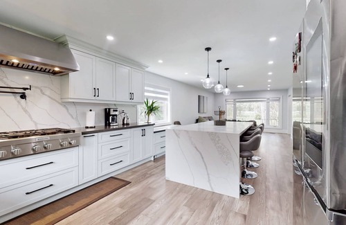 Whitchurch-Stouffville Villa | Newly renovated luxury Home with deck, surrounded by trees on a 5 acres land