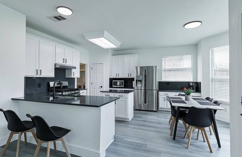 The Colony House | Newly Renovated Luxury 5BR – Family & Game Room