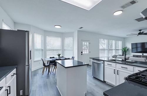 The Colony House | Newly Renovated Luxury 5BR – Family & Game Room