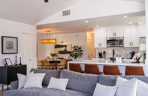 Kissimmee Apartment | Newly Renovated Luxury 2BR Apartment 15 Min to Disney—Pool, Gym, Sleeps 6