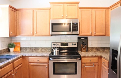 Westgate House | Newly Renovated : Minutes from the airport, shopping, and bases