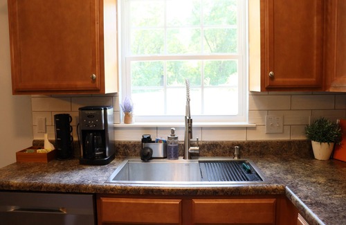 Westgate House | Newly Renovated : Minutes from the airport, shopping, and bases