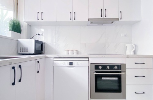 Mornington House | Newly renovated! Minutes away from Mother's Beach and Main Street!