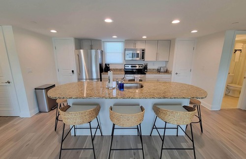 Dewey Beach Condo | Newly Renovated Modern 2 Bed/2 Bath Condo w/Pool 1 Block to Beach
