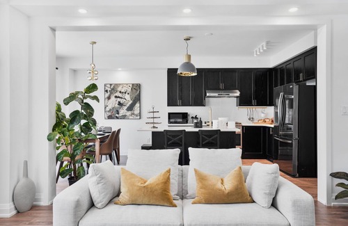 Thorold House | Newly Renovated Modern Home near Niagara!
