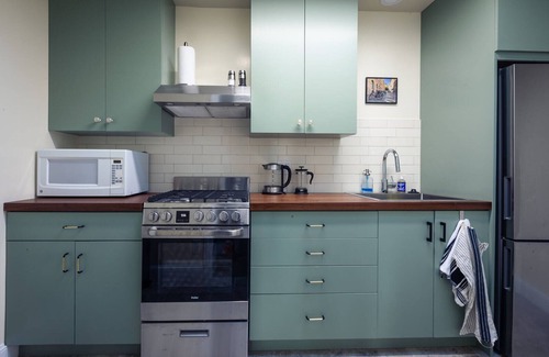 North Berkeley Cottage | Newly renovated modern guest house in lovely neighborhood!