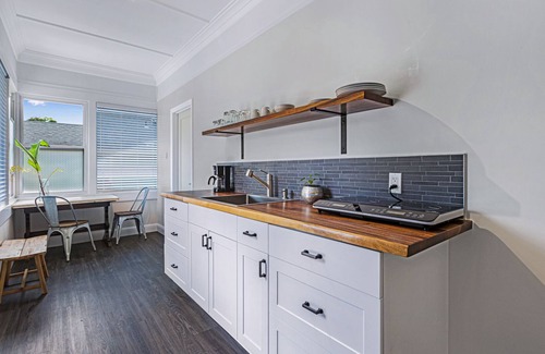 Wailuku Cottage | Newly Renovated Modern Cottage: Walk into Historic Wailuku Town!