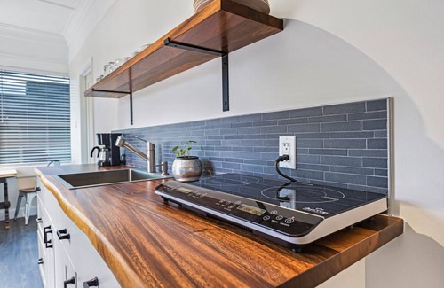 Wailuku Cottage | Newly Renovated Modern Cottage: Walk into Historic Wailuku Town!