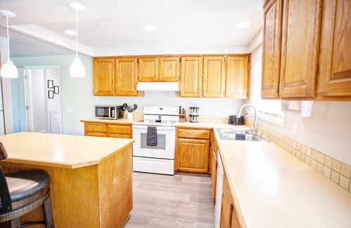 Eugene House | Newly renovated, near the U of O and Hayward field . Garage space available.