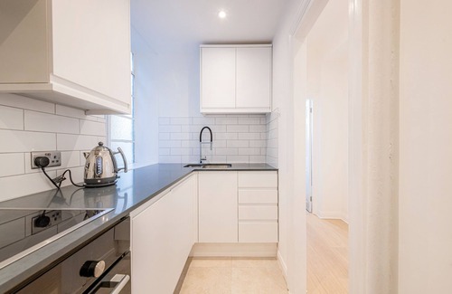 Holland Park Apartment | Newly Renovated Notting Hill Luxury Spacious Top Floor One Bedroom Flat