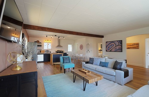 Comox House | Newly renovated oceanside and mountain view bungalow