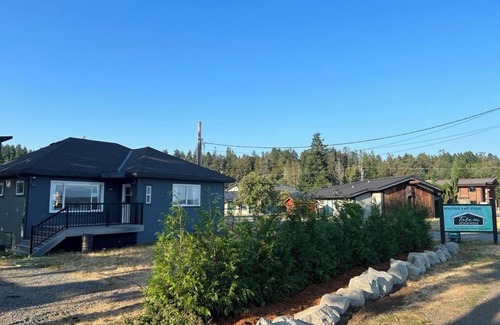 Comox House | Newly renovated oceanside and mountain view bungalow