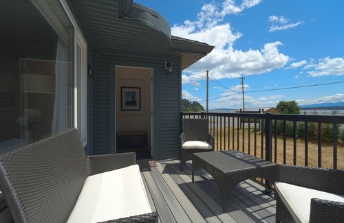 Comox House | Newly renovated oceanside and mountain view bungalow