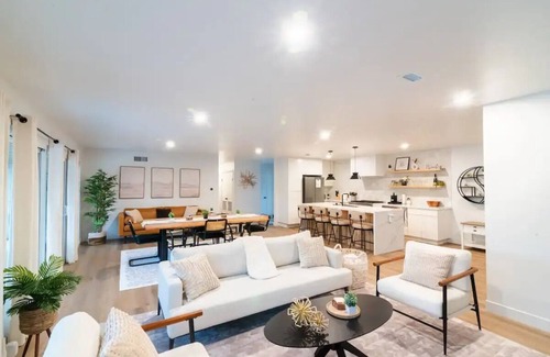 College West House | Newly Renovated, Peaceful, and Modern Sanctuary near downtown San Diego!