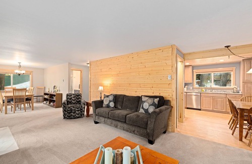 Leavenworth House | Newly renovated Riverfront property that sleeps 8 guests & dog friendly.