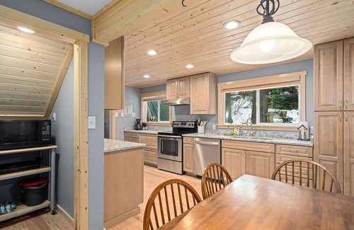 Leavenworth House | Newly renovated Riverfront property that sleeps 8 guests & dog friendly.