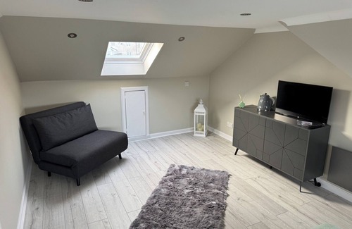 Bathgate Cottage | Newly Renovated Room With Private Bathroom - Sleeps 3 - 2 Beds