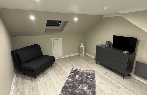 Bathgate Cottage | Newly Renovated Room With Private Bathroom - Sleeps 3 - 2 Beds
