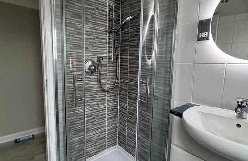 Bathgate Cottage | Newly Renovated Room With Private Bathroom - Sleeps 3 - 2 Beds
