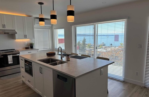 Powell River Apartment | Newly Renovated. Spectacular ocean view with gourmet kitchen.