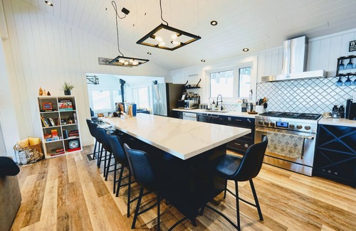 Port Sydney Cottage | Newly Renovated Secluded Cottage