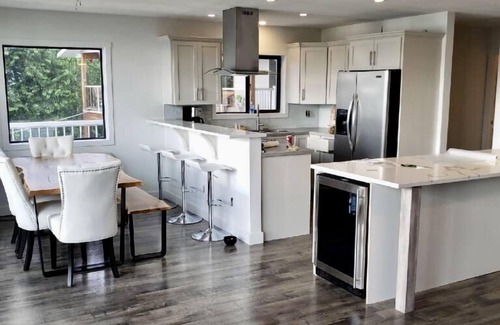 Eagle Bay House | NEWLY RENOVATED! Shuswap Lake, 3 BR, 2bath, private beach