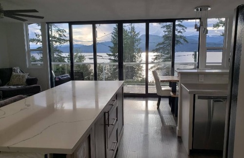 Eagle Bay House | NEWLY RENOVATED! Shuswap Lake, 3 BR, 2bath, private beach