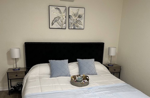 Brown and Stetson Business House | Newly renovated single story townhome/walk all of old town Scottsdale in minutes
