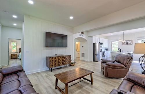 Clayton House | Newly Renovated & Spacious 4/3.5 Peaks Ridge @ Downtown Clayton - Pet Friendly!