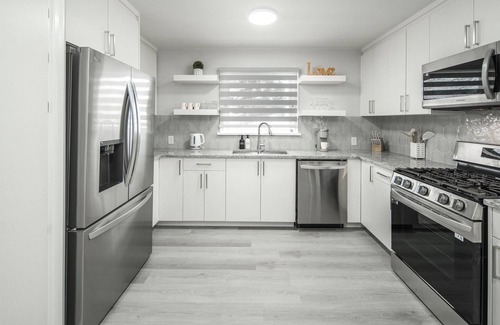 Southwest Calgary House | Newly Renovated Stylish & Romantic Home, 5 minutes to Downtown & Ctrain & 17 Ave