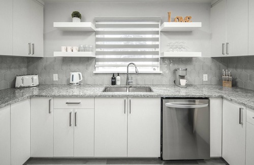 Southwest Calgary House | Newly Renovated Stylish & Romantic Home, 5 minutes to Downtown & Ctrain & 17 Ave