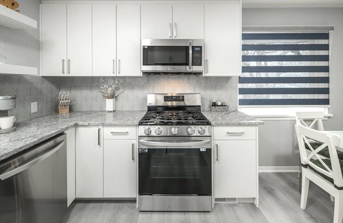 Southwest Calgary House | Newly Renovated Stylish & Romantic Home, 5 minutes to Downtown & Ctrain & 17 Ave