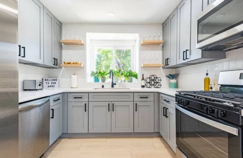 Vista House | Newly Renovated | Stylish | Firepit | Comfort
