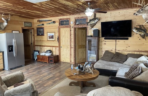 Deepwater Cabin | Newly Renovated Super Clean Cabin on Truman Lake Warsaw, Clinton, Bucksaw.