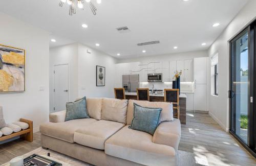 University House | Newly Renovated Tampa Townhouse Prime Location