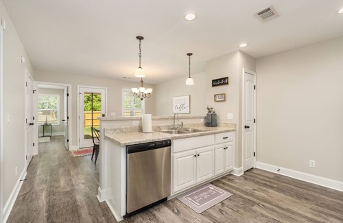 Perry House | Newly renovated townhome 11 min from GA National Fair Grounds!