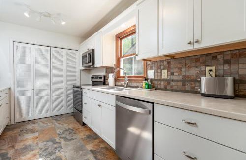 Highlands House | Newly renovated, *Two Cubs Cottage*