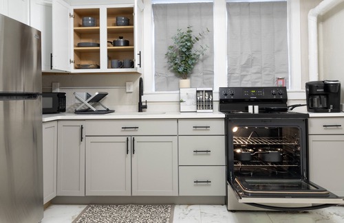 Dearborn Apartment | Newly renovated unit in downtown