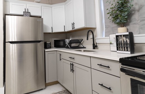 Dearborn Apartment | Newly renovated unit in downtown