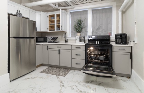 Dearborn Apartment | Newly renovated unit in downtown