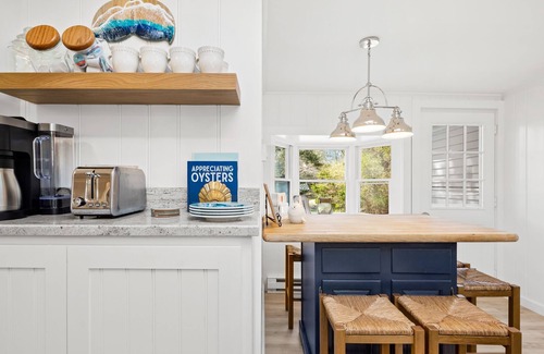 West Chatham Cottage | Newly Renovated Upscale Cottage/Pvt 2 KING BR Ensuite/1 Mile to Hardings Beach