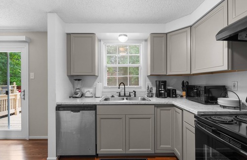 Seat Pleasant House | NEWLY RENOVATED & NEWLY FURNISHED Cozy 3BR TH IN CAPITOL HGTS