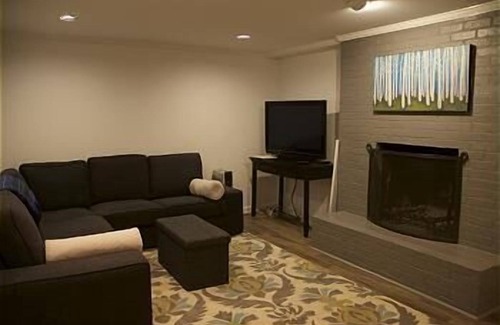 Charlottesville House | Newly Renovated White Brick Ranch-Minutes to UVA
