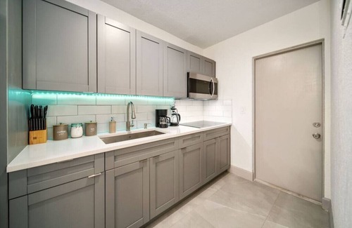 Victoria Park Apartment | Newly Renovated Coastal 1-Bedroom Near the Beach in Las Olas