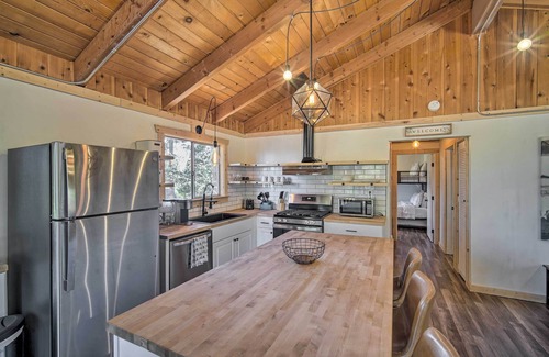 Arrowhead Villas Cabin | Newly Renovated Lake Arrowhead Cabin w/Deck!