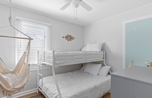 Del Haven Cottage | Newly renovated cottage, walk to the bay beach!