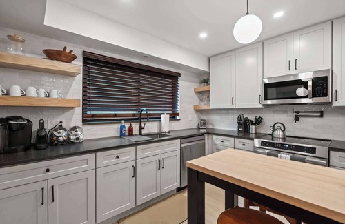 Rochester Hills House | Newly Renovated 5BR/2.5BA w/Jacuzzi!