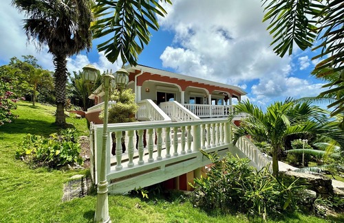 Bellevue Villa | NEWLY RENOVATED! Villa Paradis ~ a true jungle oasis.