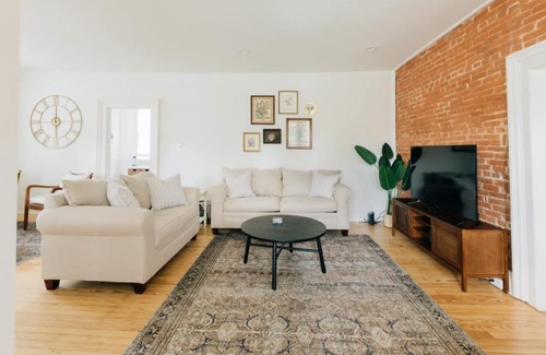 Mount Joy House | Newly Renovated Vintage Inspired Large 4 BR Home